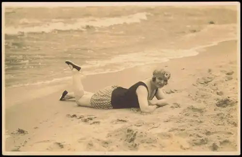 Postcard Misdroy Międzyzdroje Strand, Frau im Sand liegend 1930