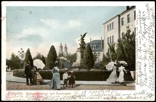 Kempten (Allgäu) Feine Herrschaften vor Kriegerdenkmal und Realschule 1908