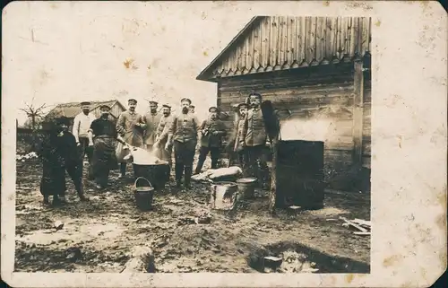 Ansichtskarte  Militaria WK1 Soldaten in Dorf Osteuropa 1916 Privatfoto