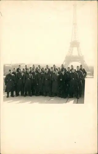 CPA Paris Wehrmachtssoldaten vor dem Eiffelturm Militaria WK2 1941