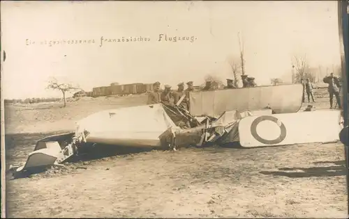 WK1 Deutsche Soldaten vor abgestürzten Flugzeug France 1915 Privatfoto