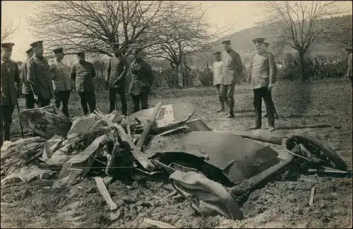 Deutsche Soldaten vor abgestürzten Flugzeug WK1 1917 Privatfoto