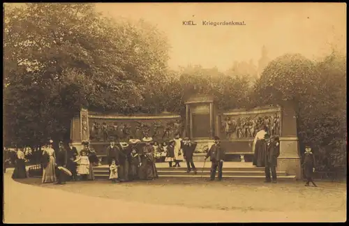 Ansichtskarte Kiel Personen posieren am Kriegerdenkmal 1910