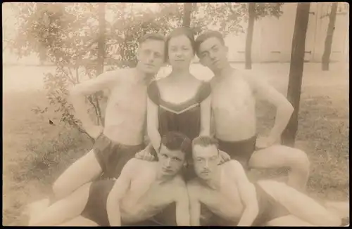 Menschen Soziales Leben Männer umringen Frau in Bade-Kleidung 1910 Privatfoto