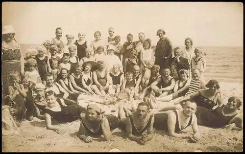 Soziales Leben, Echtfoto "Reise-Gruppe" am Strand posierend 1910 Privatfoto
