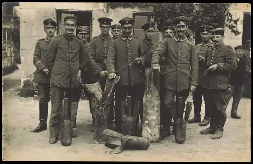 Militaria deutsche Soldaten mit Blindgängern WK1 1918 Privatfoto