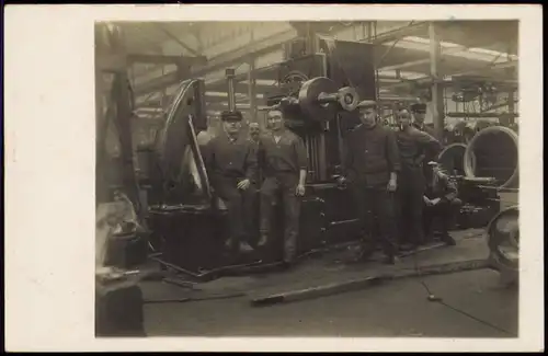 Foto  Berufe Männer in Fabrikhalle vor Grossgerät 1916 Privatfoto