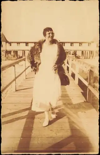 .Mecklenburg-Vorpommern Ostsee/ Baltic Sea Frau im Fuchspelz vor Seebrücke 1913