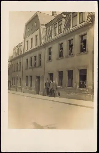 Ansichtskarte Meerane Bewohner vor Haus 1917