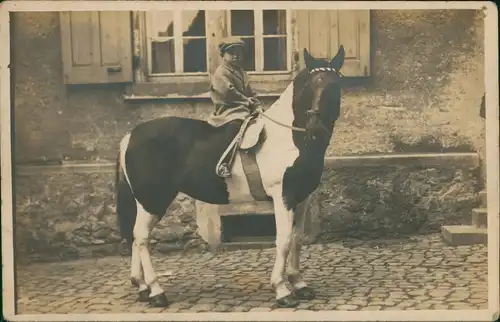 Menschen Soziales Leben: Kind zu Pferd, Privatfoto-AK 1910 Privatfoto