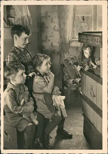Menschen & Soziales Leben: Kinder mit Kasper-Theater, Puppen, Teddybär 1950