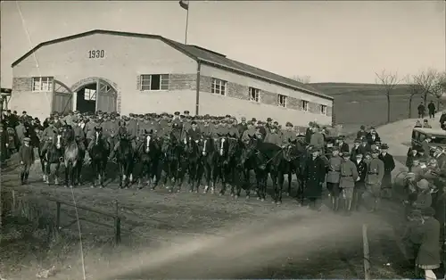 Ansichtskarte  Soldaten Kavellerie vor Stallung 1930 1922