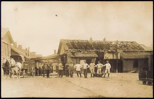 Soldaten, Pferdefuhrwerk in zerstörter Stadt Militaria WK1 1915 Privatfoto