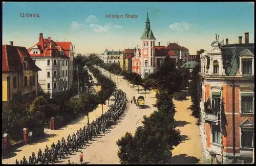 Ansichtskarte Grimma Leipziger Straße, marschierende Soldaten 1916