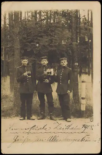 Ansichtskarte Zeithain Soldaten mit Bier Militaria vor Zaun 1908