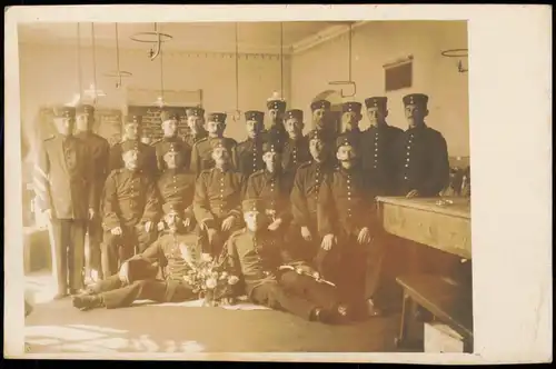 Ansichtskarte  Soldaten in Zimmer Tafel Militaria WK1 1914