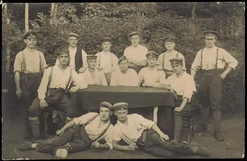 Ansichtskarte  Gruppenbild Soldaten in Frankreich WK1 Militaria 1915