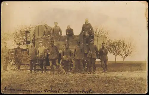 Ansichtskarte  Soldaten vor und auf Lastwagen WK1 Militaria 1918 Privatfoto