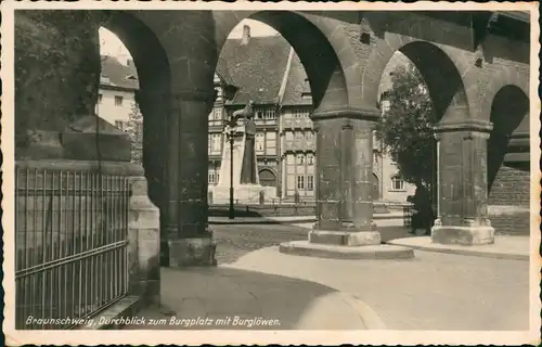 Ansichtskarte Braunschweig Durchblick zum Burgplatz mit Burglöwen 1940