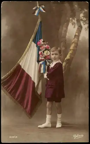 CPA .Frankreich Patriotika Frankreich France Junge Fahne ROSEN 1915