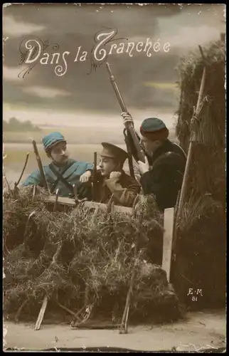 CPA .Frankreich Patriotika Frankreich France Dans la Tranchee 1915