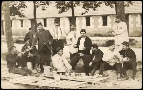 CPA .Frankreich Patriotika France Soldaten beim Essen 1914