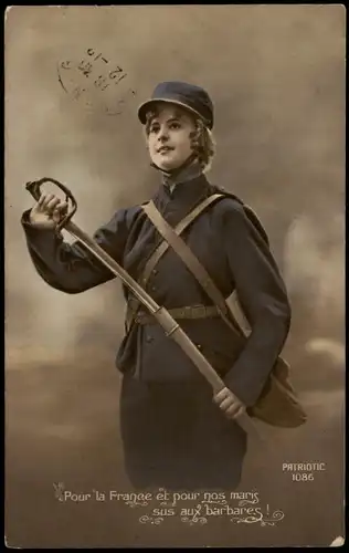 CPA .Frankreich Patriotika France Frau mit Decken Soldatin 1914