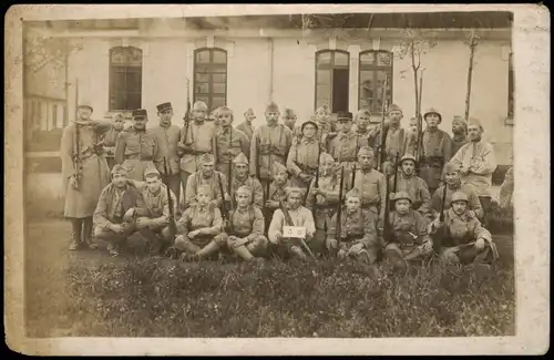 Ansichtskarte  Gruppenbild französische Soldaten vor Haus WK1 1916