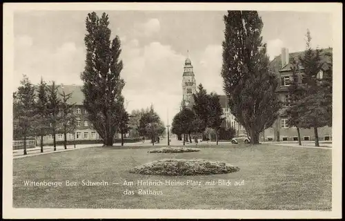 Wittenberge Am Heinrich-Heine-Platz mit Blick auf das Rathaus 1958