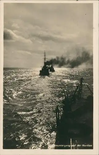 Schiffe Militärschiffe bei Sonnenuntergang auf der Nordsee 1930