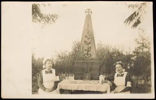 Ansichtskarte  Militaria WK1 Krankenschwestern vor Gedenktafel 1917