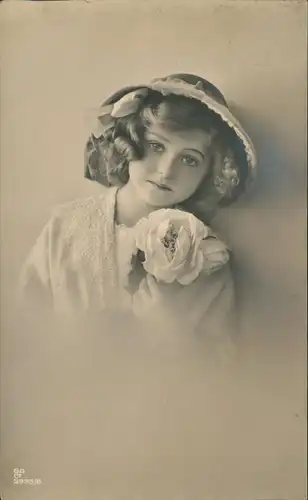 Ansichtskarte  Fotokunst Kinder Mädchen mit Blume 1918   1. Weltkrieg Feldpost