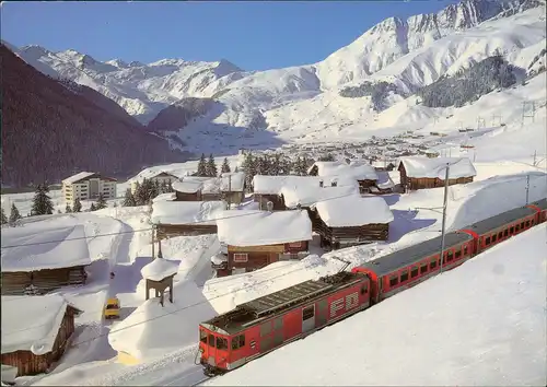 Eisenbahn Zug E-Lokomotive Sedrun und Rueras mit dem Skigebiet von Milez 1984