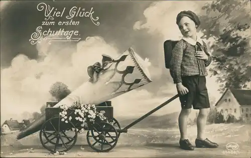 Glückwunsch - Schulanfang Einschulung Junge zieht Riesenzuckertüte 1914
