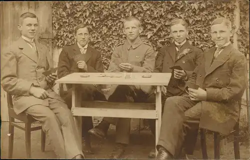 Fotokarte junge Männer Soldat beim Kartenspiel Zeitgeschichte 1914 Privatfoto