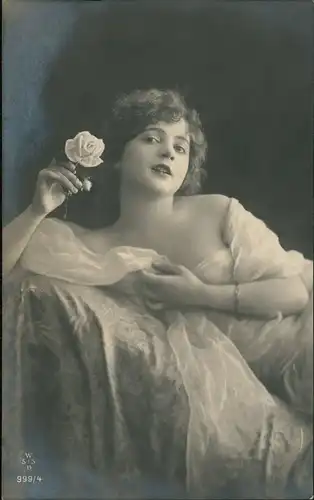 Menschen & Soziales Leben: Frau mit Rose, frühe Foto-Kunst 1919