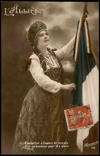 CPA .Frankreich Patriotika France schöne Frau mit Tricolore 1915