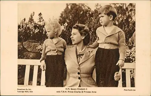 H.M. Queen Elizabeth II with Prince Charles & Princess Anne Adel Monarchie 1954