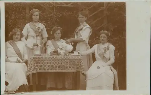 Soziales Leben: Gut gekleidete Frauen-Gruppe beim Kaffee 1910 Privatfoto