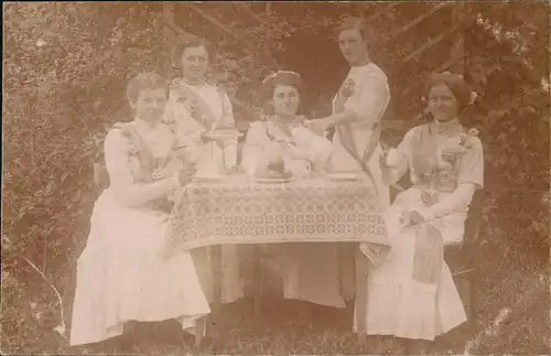 Soziales Leben: Frauen gut gekleidet beim Kaffee   Garten 1910 Privatfoto