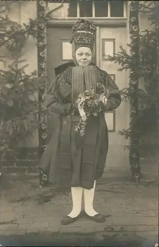 Schwarzwald  Trachten Typen Frau vor Haustür 1917 Privatfoto Foto