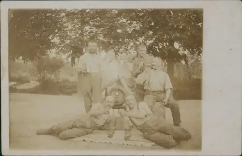 Foto  WK1 Soldaten vor Bierfass beim trinken 1917 Privatfoto