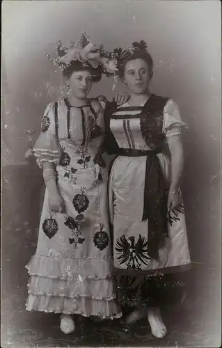 Soziales Leben - Frauen in tollen Kleidern und Kopfschmuck 1915 Privatfoto