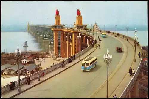 China (Allgemein) La glata kai larga ŝosea etağo de la Nankina Jangzi-pontego 1972