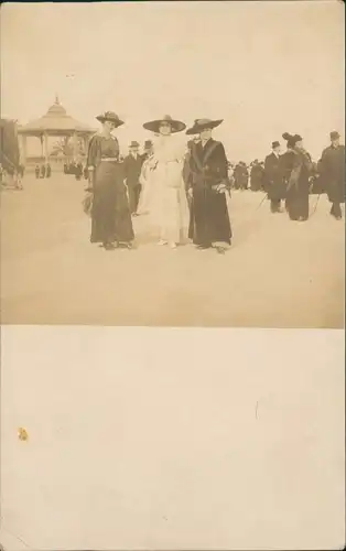 Soziales Leben - Frauen in feiner Kleidung Pavillon Palmen 1913