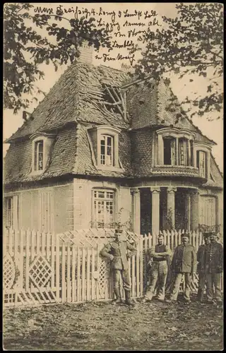 Ansichtskarte  Soldaten, zerstörtes Haus 1915  gel. S.B. Feldpoststempel