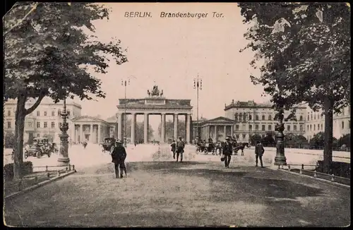 Ansichtskarte Mitte-Berlin Brandenburger Tor, Straßenszene 1918