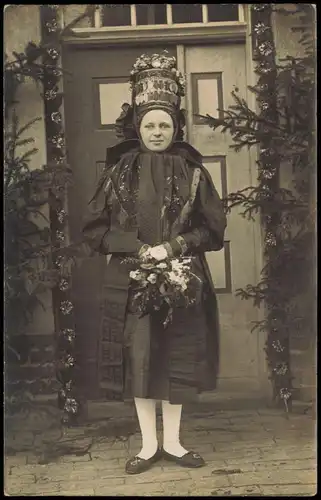 Schwarzwald (Allgemein) Schwarzwald Trachten/ Typen Frau in Feierkleidung 1918