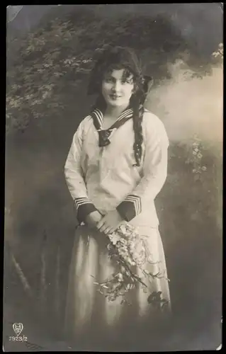 Ansichtskarte  Junges Mädchen mit Blumen in Matrosenkleidung 1920