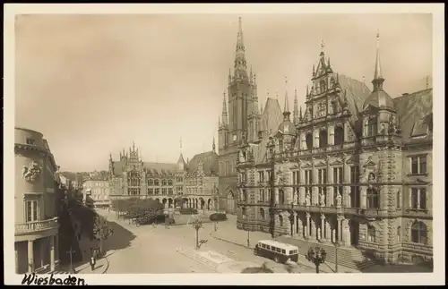 Ansichtskarte Wiesbaden Schloßplatz mit Rathaus u. Marktkirche 1930